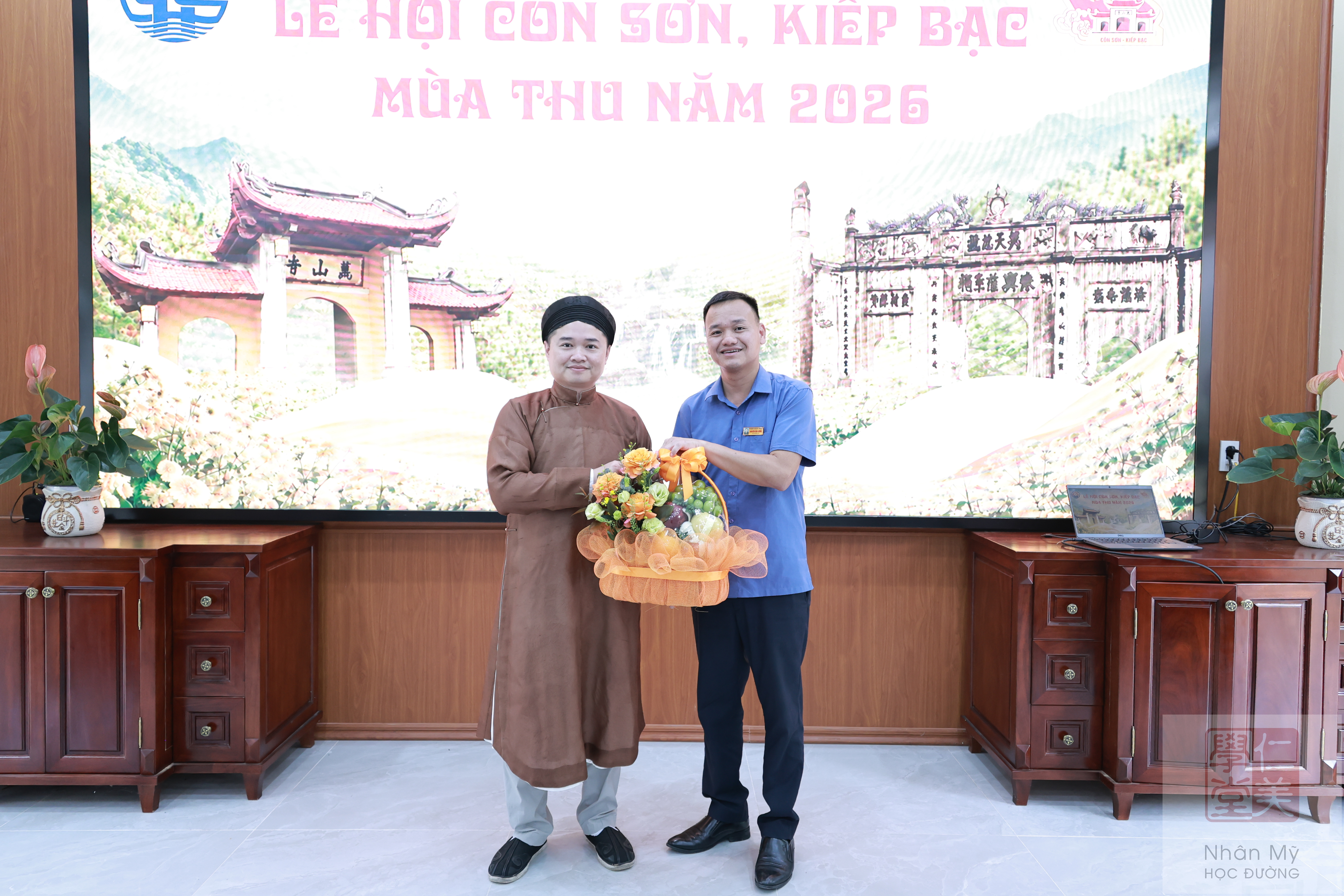Các giảng sư và môn sinh Nhân Mỹ học đường dâng hương tại các điểm điền dã khảo tả: Động Kính Chủ, đình Huê Trì và chùa Côn Sơn